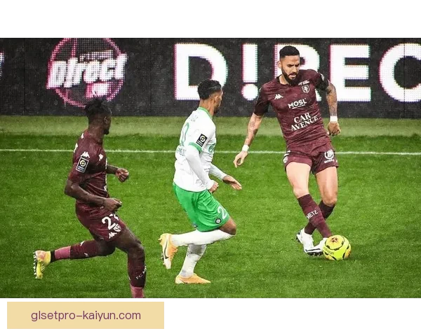 里尔黑马逆袭法甲，关键时刻展现强大实力，表现亮眼。