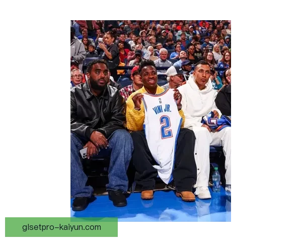 维尼修斯受伤恢复期数据显示其状态逐渐回暖，预计近期能够重返赛场。